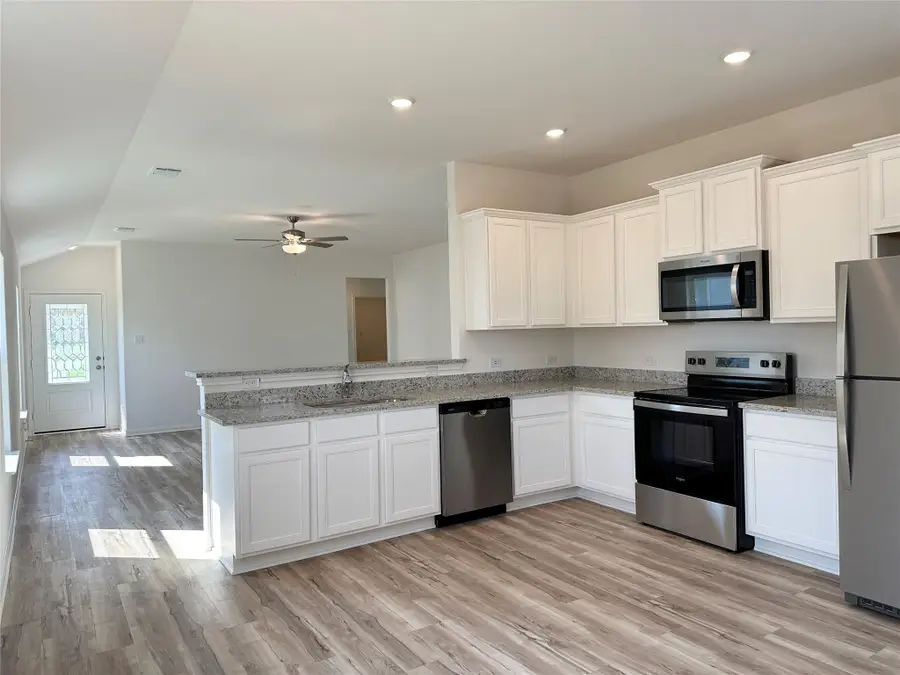 105 Morrison Dr, Jarrell, TX 76537 - Image #2