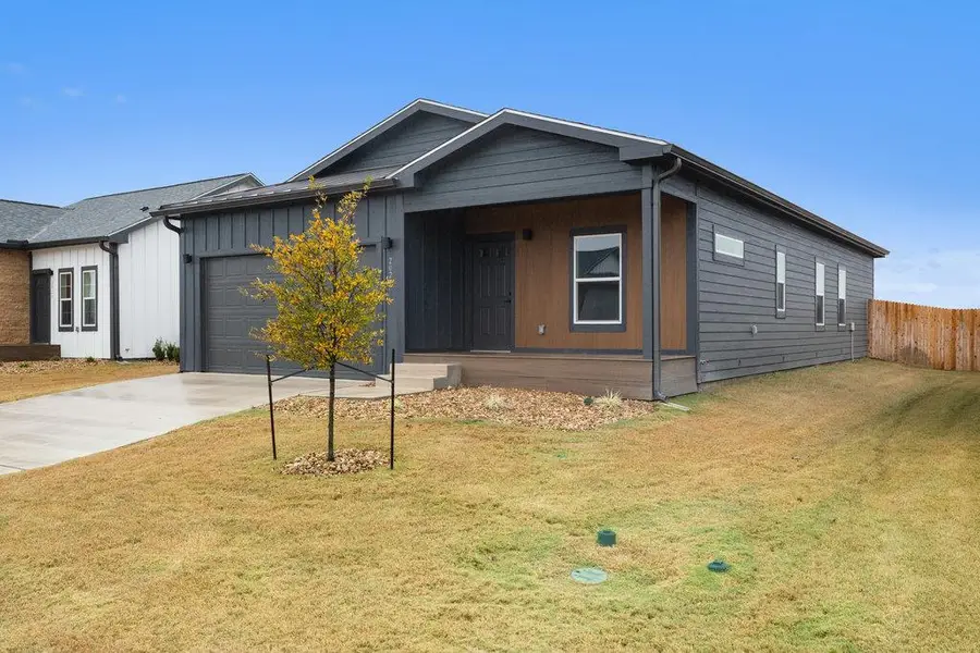 2027 Applewood Dr, Lockhart, TX 78644 - Image #2