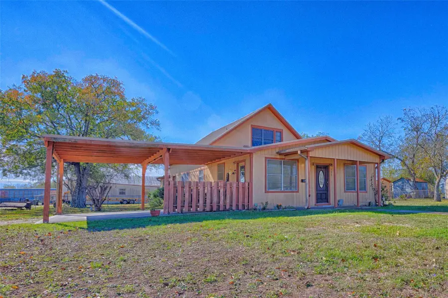 602 E Post Office St, Weimar, TX 78962 - #2