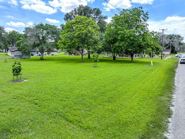 112 Lake Forrest Dr, Seguin, TX 78155