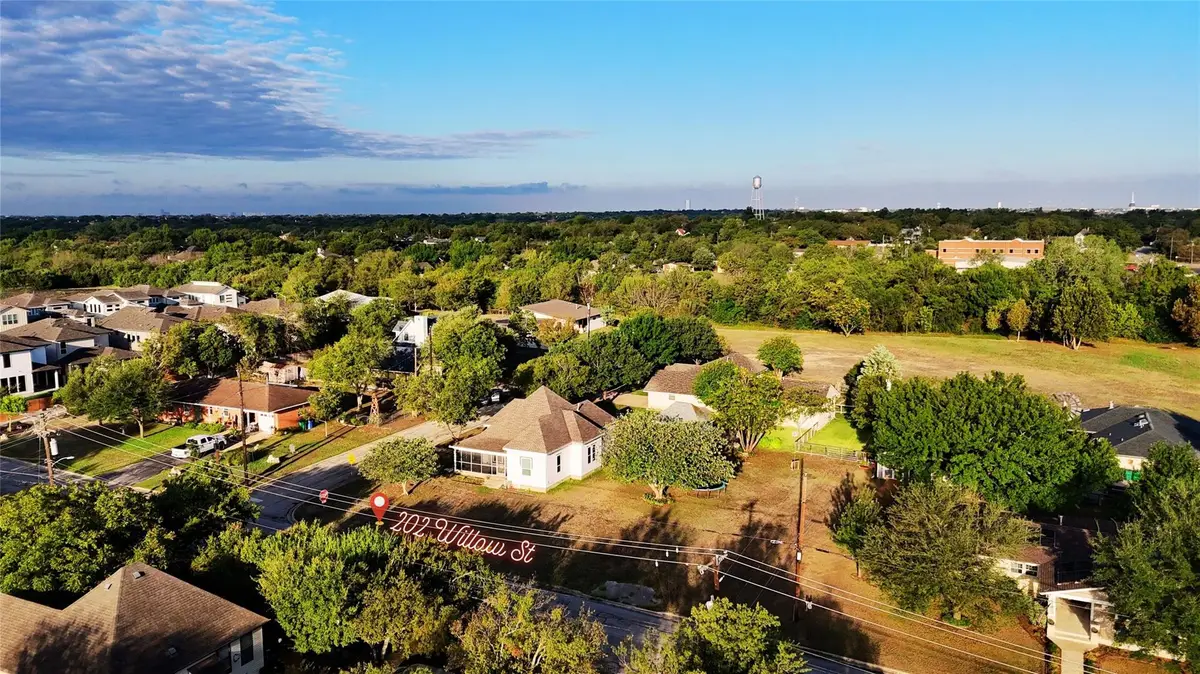202 Willow St, Pflugerville, TX 78660 - #1