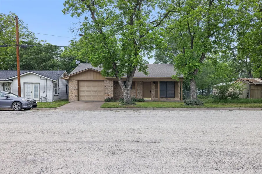 555 E Houston St, Giddings, TX 78942 - #2