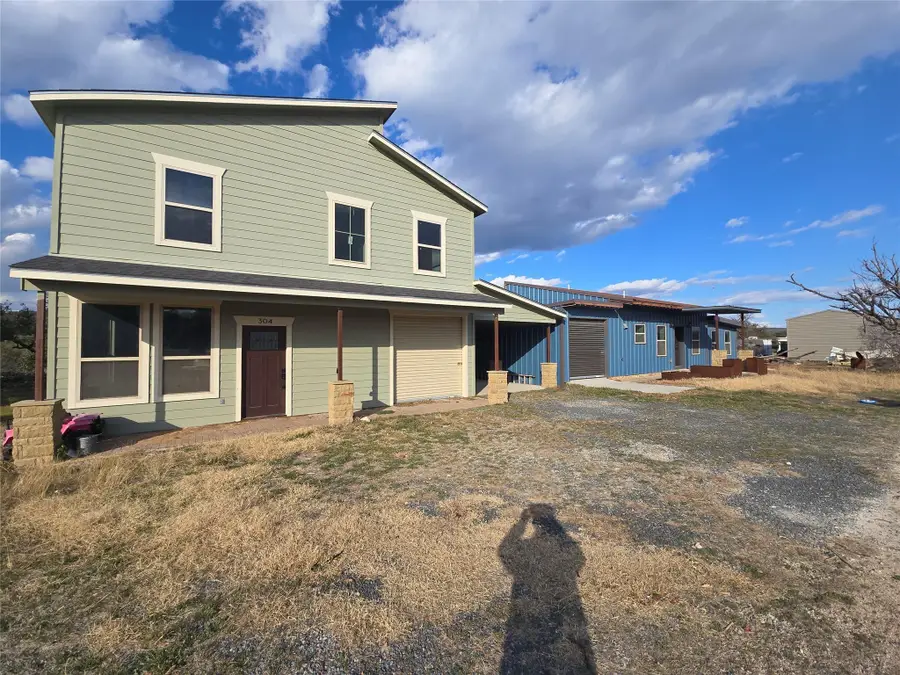 304 Spring St, Burnet, TX 78611 - #2