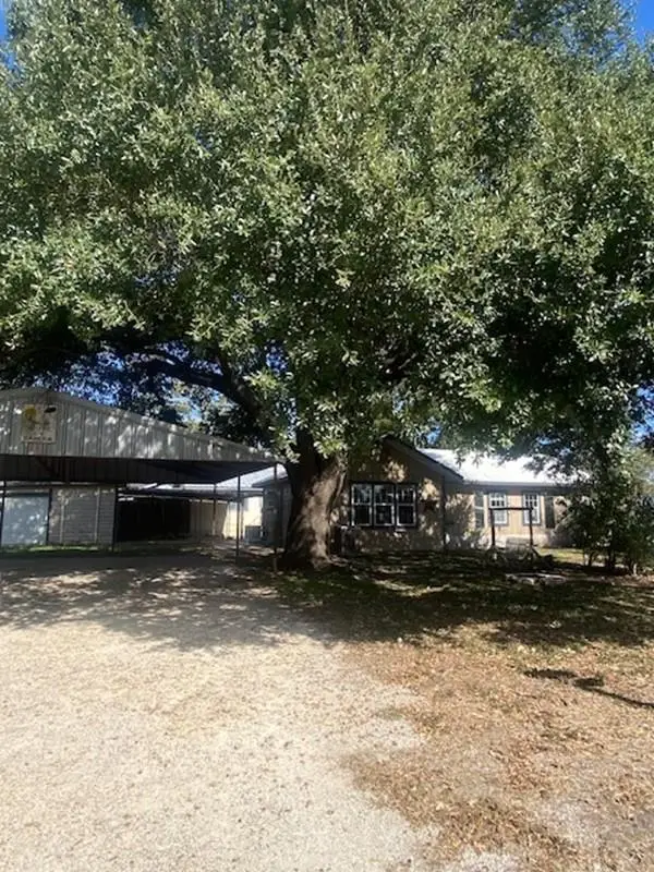 214 S Hackberry Ave, Luling, TX 78648 - Image #1