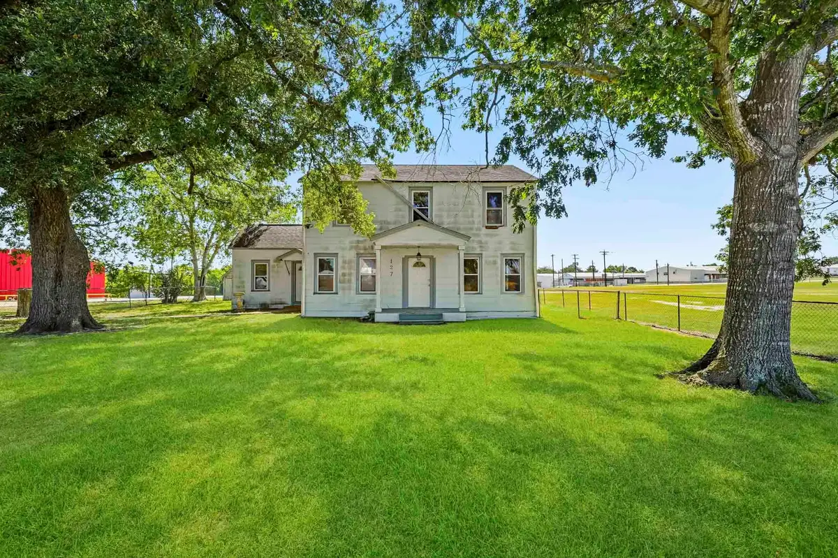 127 N Amthor St, Bellville, TX 77418 - #1