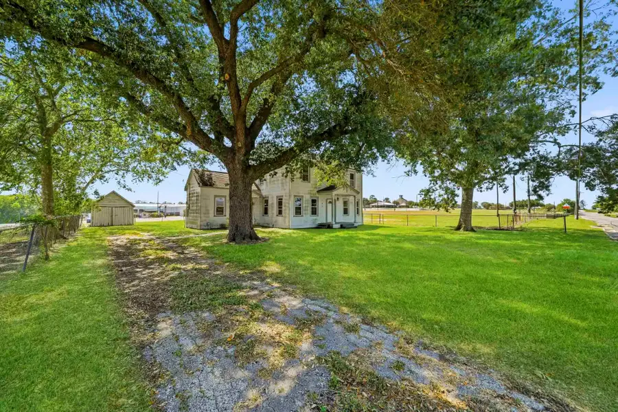 127 N Amthor St, Bellville, TX 77418 - #2