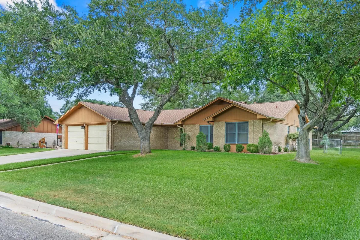 108 Meadow Creek Dr, Schulenburg, TX 78956 - #1