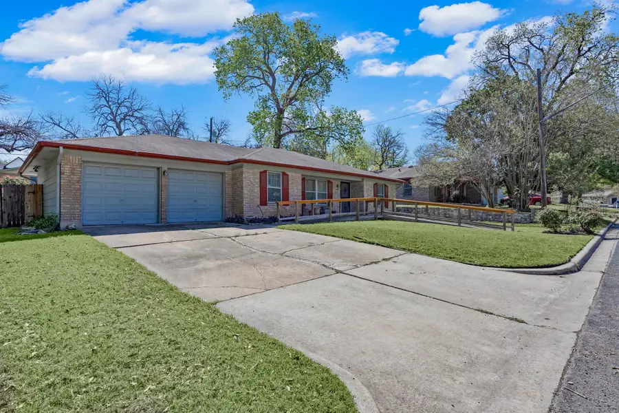 3205 Laguna Dr, Austin, TX 78741 - #2