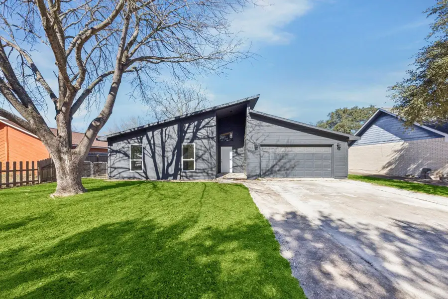 1005 Bowie St, Lockhart, TX 78644 - Image #2