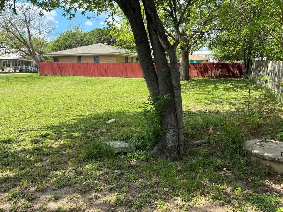 106 N 6th St, Thorndale, TX 76577 - #3