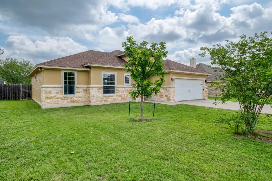 902 Fannin St, Lockhart, TX 78644 - #2