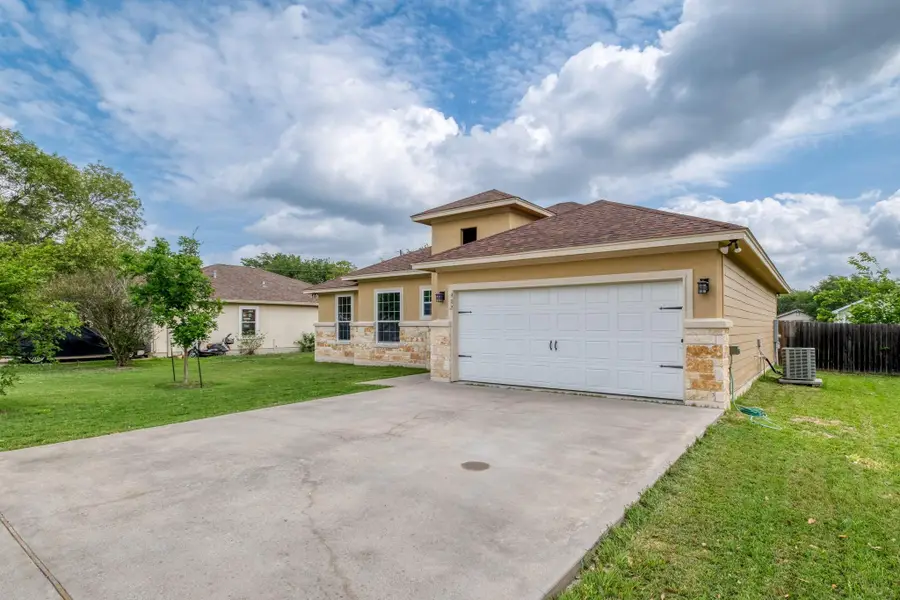 902 Fannin St, Lockhart, TX 78644 - #3