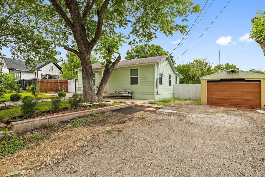 718 Kimbro St, Taylor, TX 76574 - #3