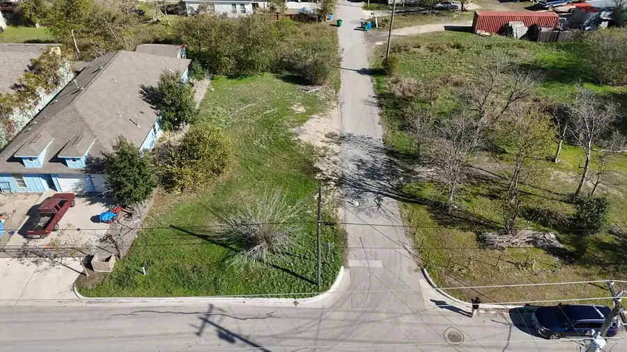 110 N Robinson St, Taylor, TX 76574 - Image #2