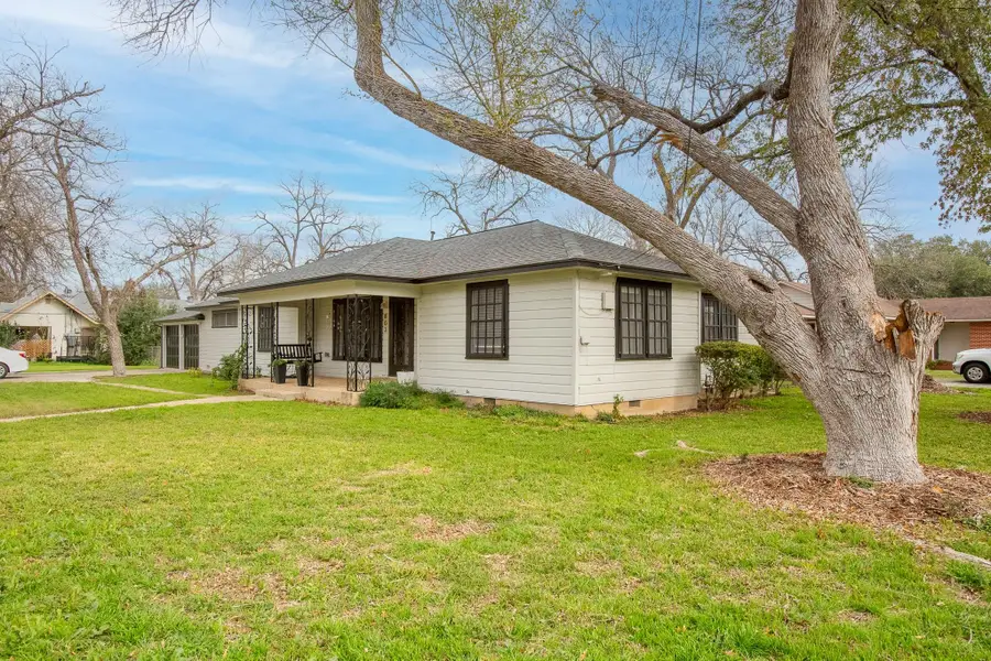 803 Peach St, Seguin, TX 78155 - #2
