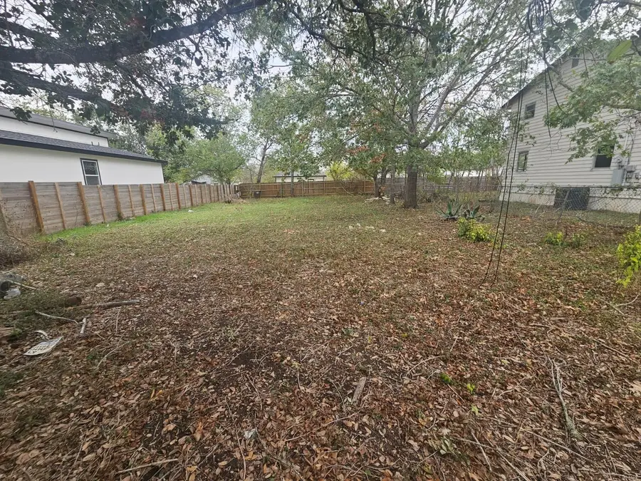 514 San Saba St, Lockhart, TX 78644 - Image #2