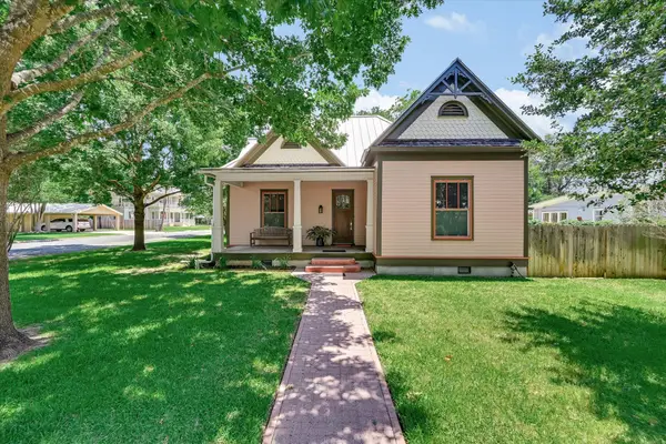 506 Gresham St, Smithville, TX 78957