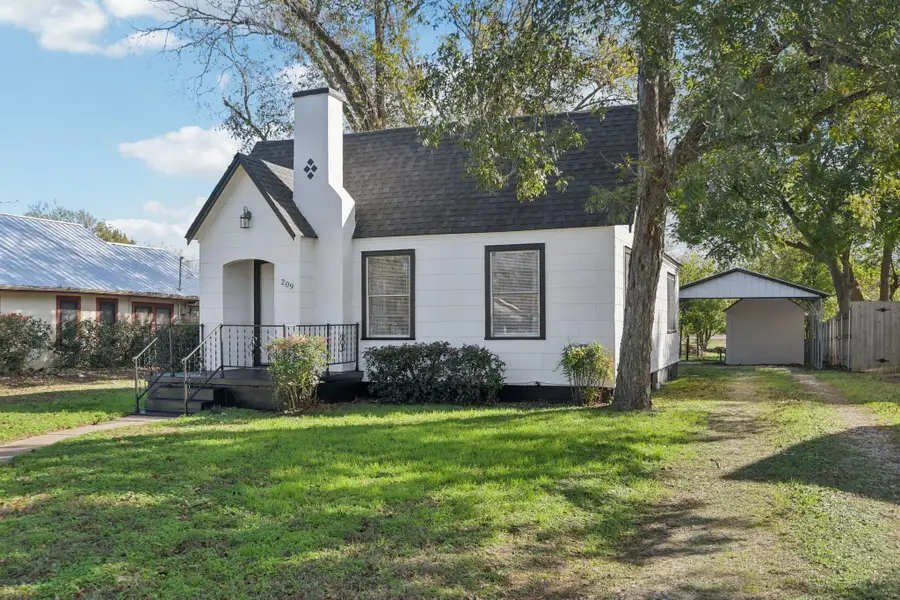 209 E 8th St, Elgin, TX 78621 - Image #3