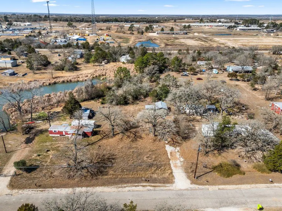 186 Zimmerman Ave, Bastrop, TX 78602 - #2