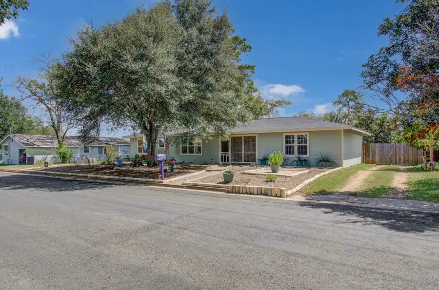 1004 Baumgarten St, Schulenburg, TX 78956 - #2