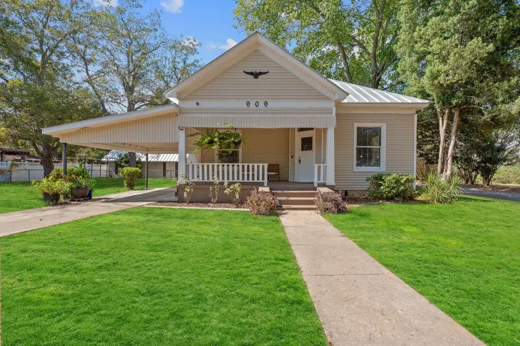 909 Hudgins St, Smithville, TX 78957 - Image #1