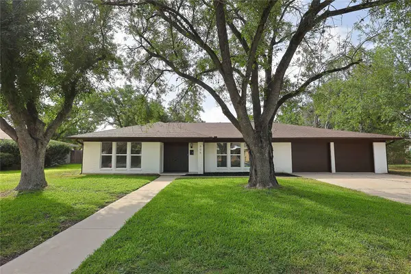 906 Merritt Dr, Lockhart, TX 78644