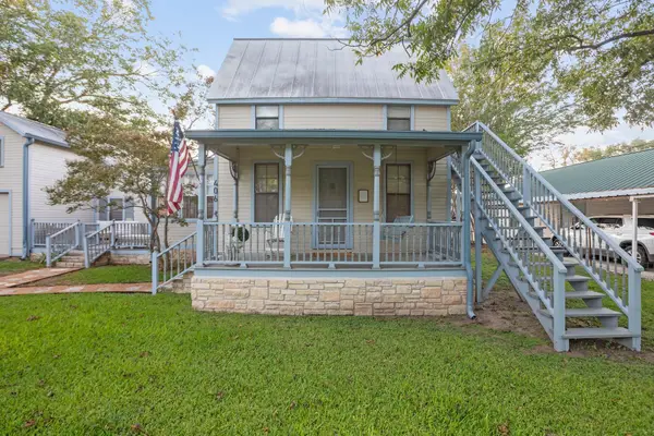 406 N Acorn St, Fredericksburg, TX 78624