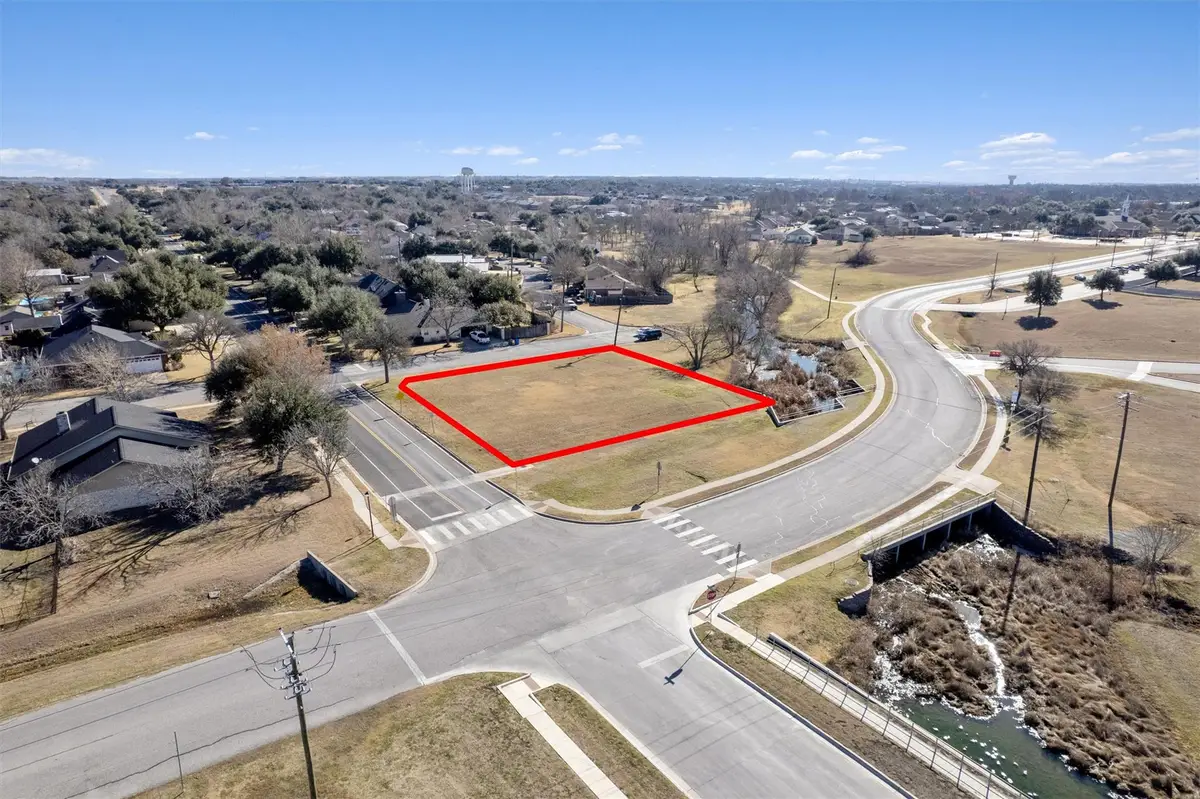 3949 Pinehurst Dr, Taylor, TX 76574 - #1