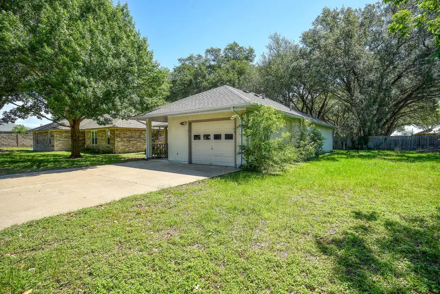 504 Leah Ln, Smithville, TX 78957 - #2