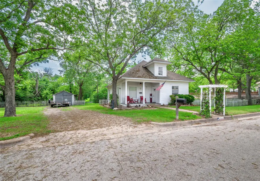 262 W Richmond St, Giddings, TX 78942 - #2