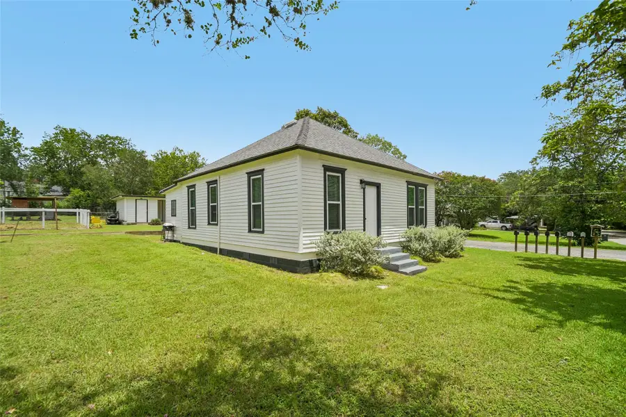 406 Live Oak St, Smithville, TX 78957 - #3