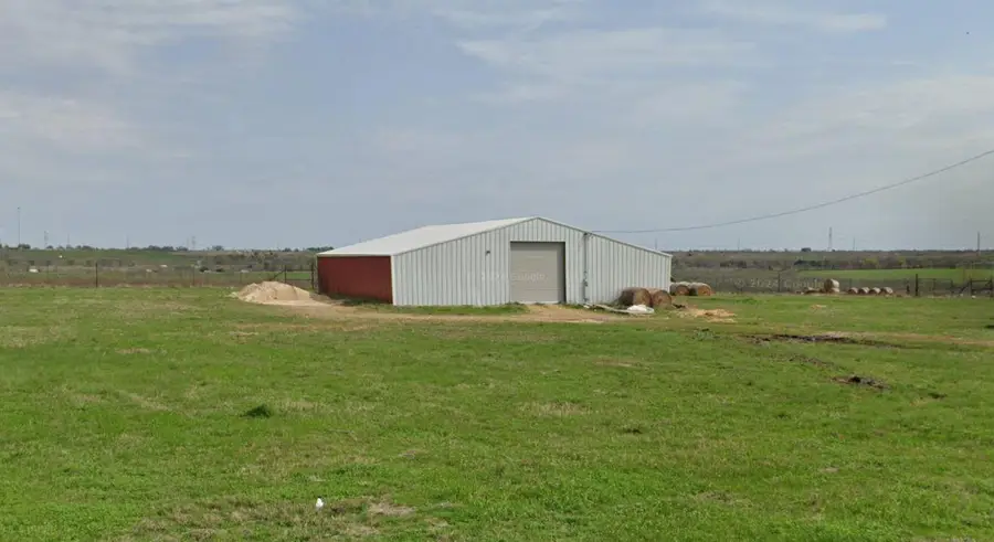 1609 Rogers Cemetery Rd, Rogers, TX 76569 - Image #2