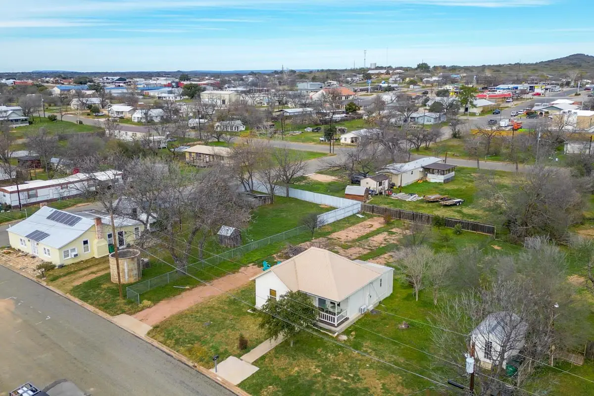 305 W Tarrant St, Llano, TX 78643 - #1