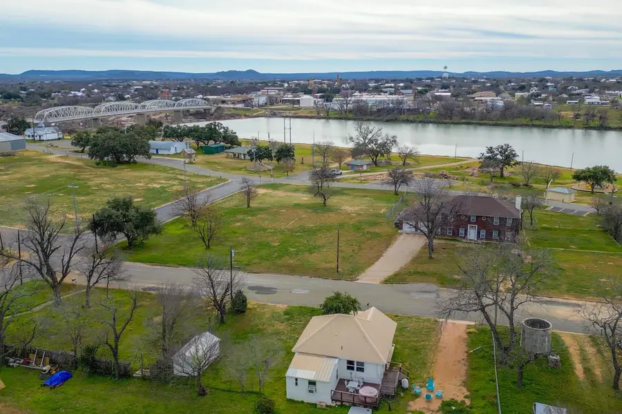 305 W Tarrant St, Llano, TX 78643 - #2