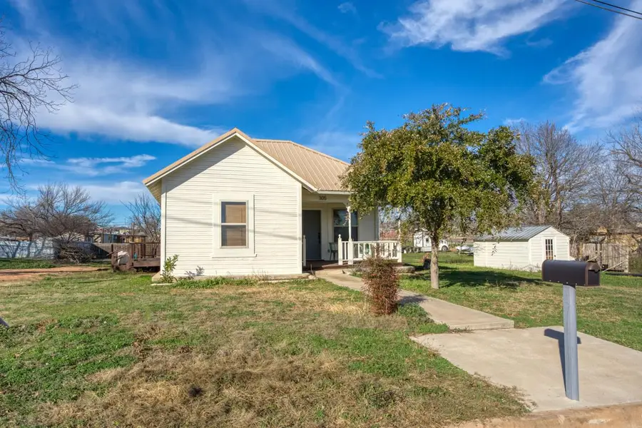 305 W Tarrant St, Llano, TX 78643 - #3