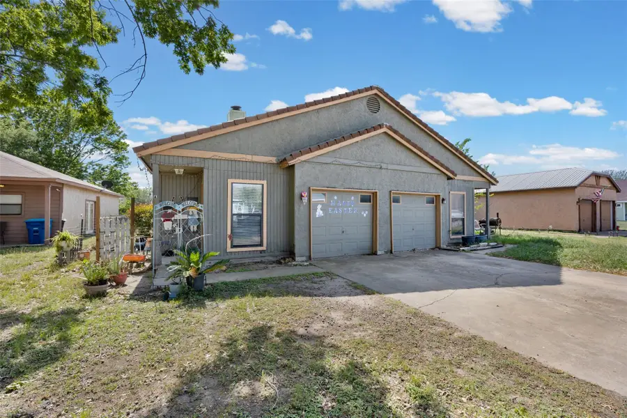 911 Crockett St, Lockhart, TX 78644 - #2