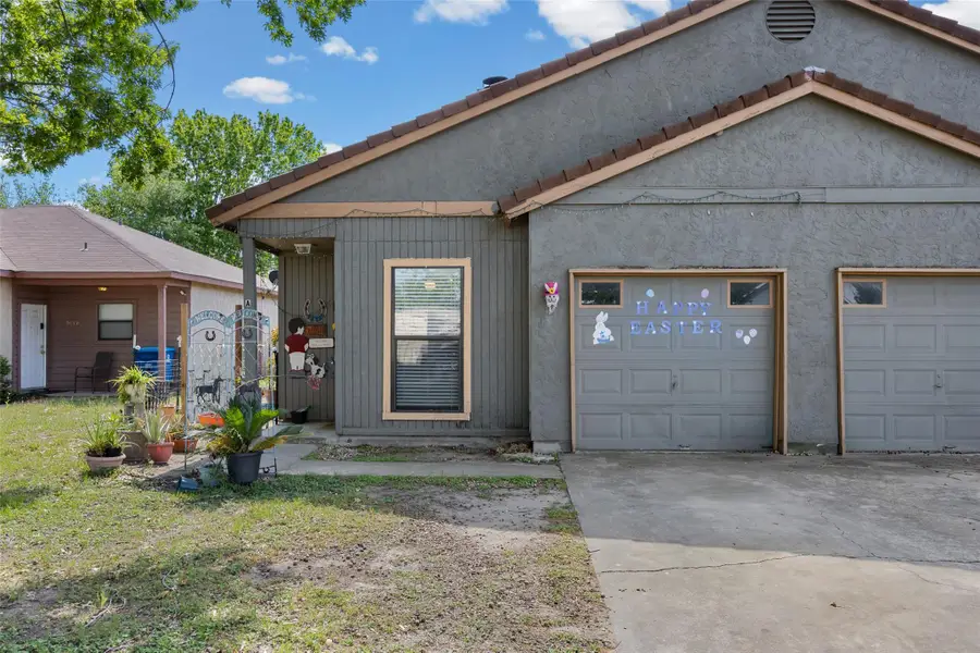911 Crockett St, Lockhart, TX 78644 - #3