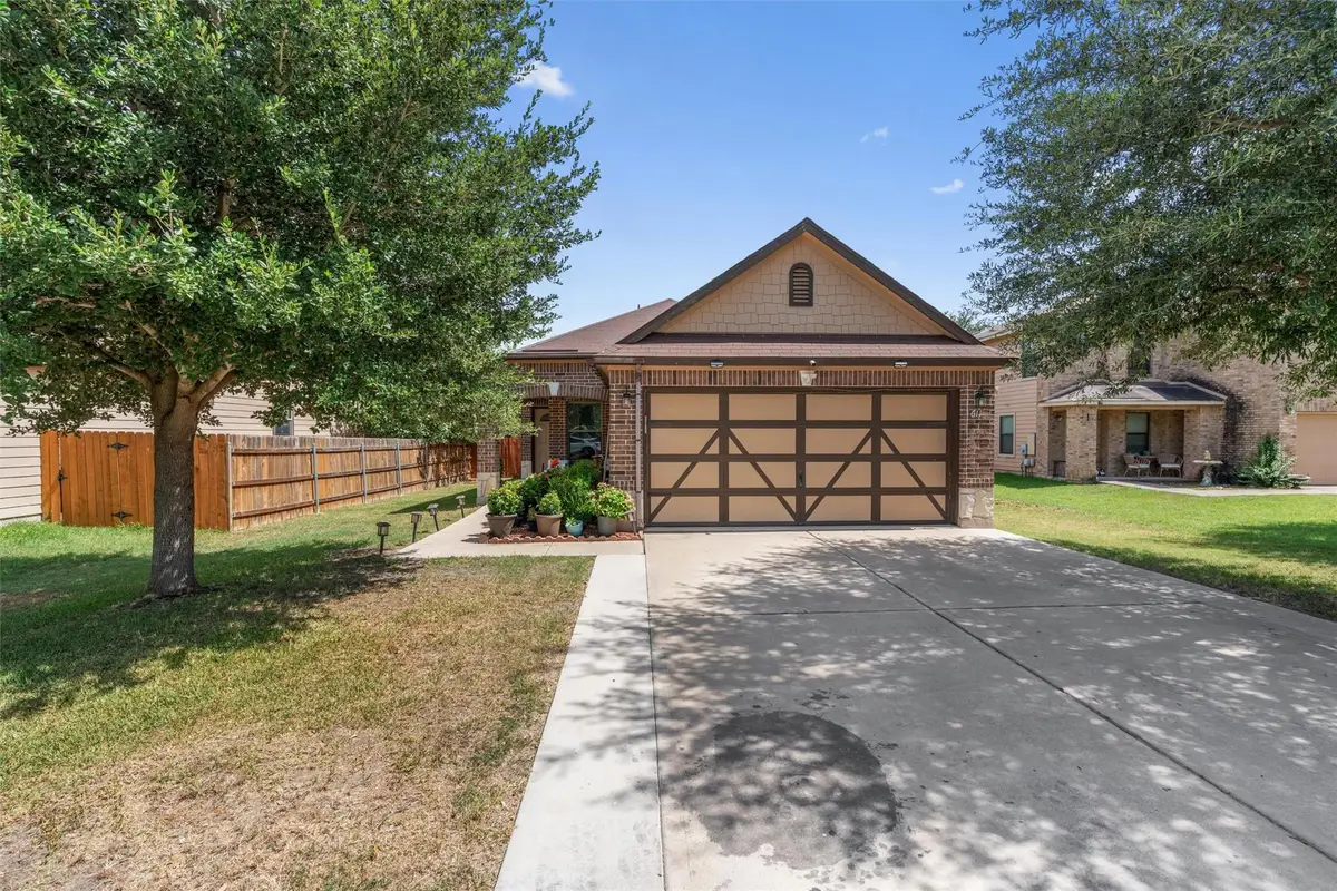611 Big Bend Trl, Taylor, TX 76574 - #1