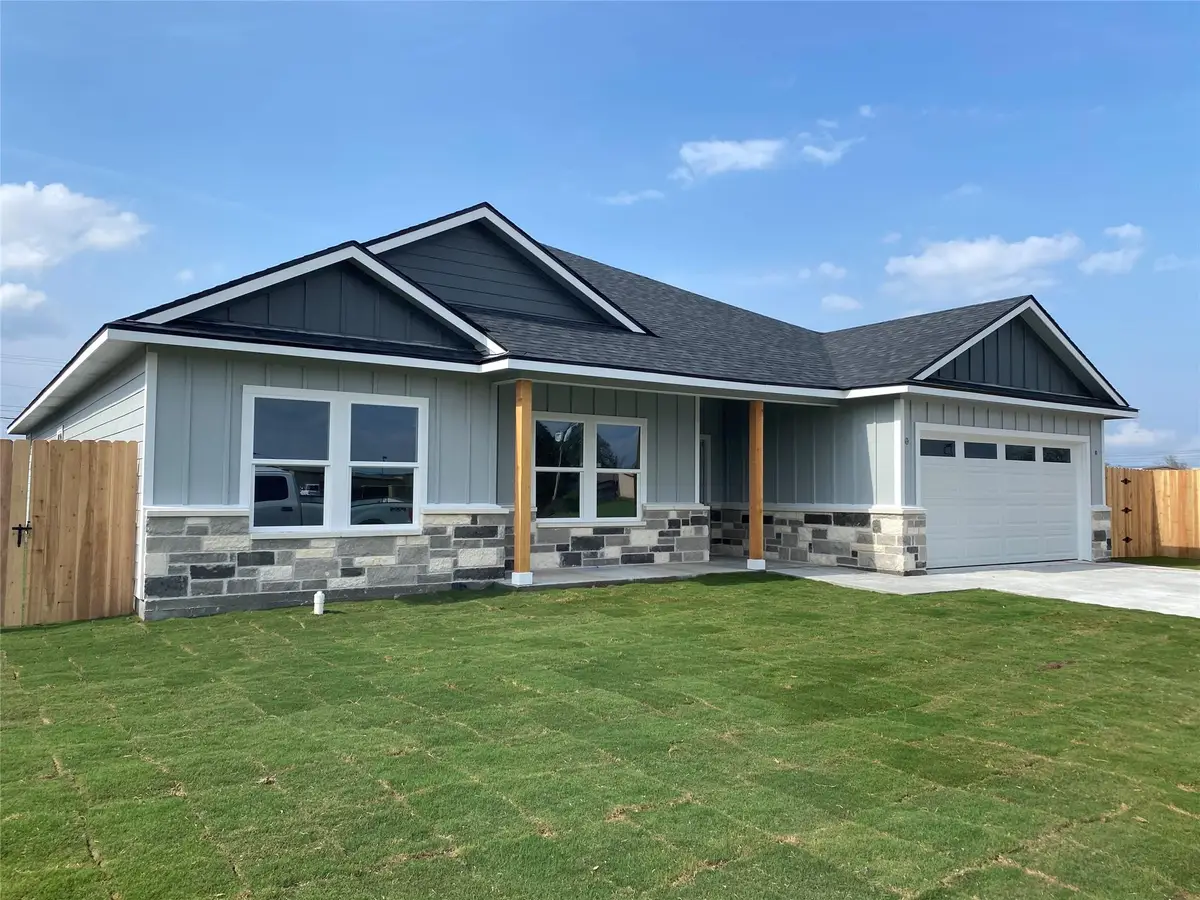 605 Cactus St, Giddings, TX 78942 - #1