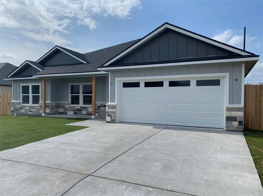 605 Cactus St, Giddings, TX 78942 - #2