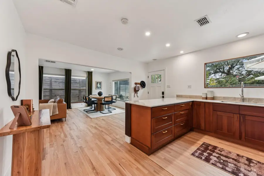 1101 Manlove St, Austin, TX 78741 - Image #2