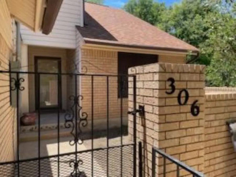 306 S Arnold St, Lampasas, TX 76550 - Image #2