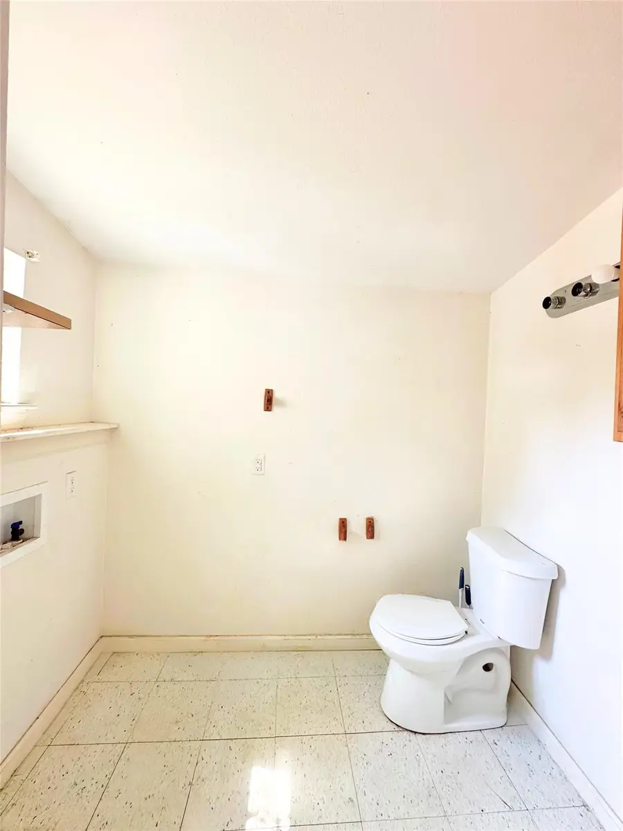820 Chihuahua St, Lockhart, TX 78644 - #2