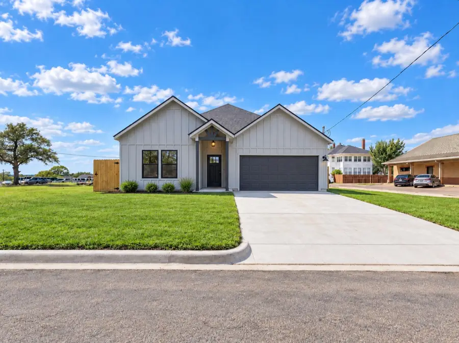 271 S Manse Ave, Giddings, TX 78942 - #2
