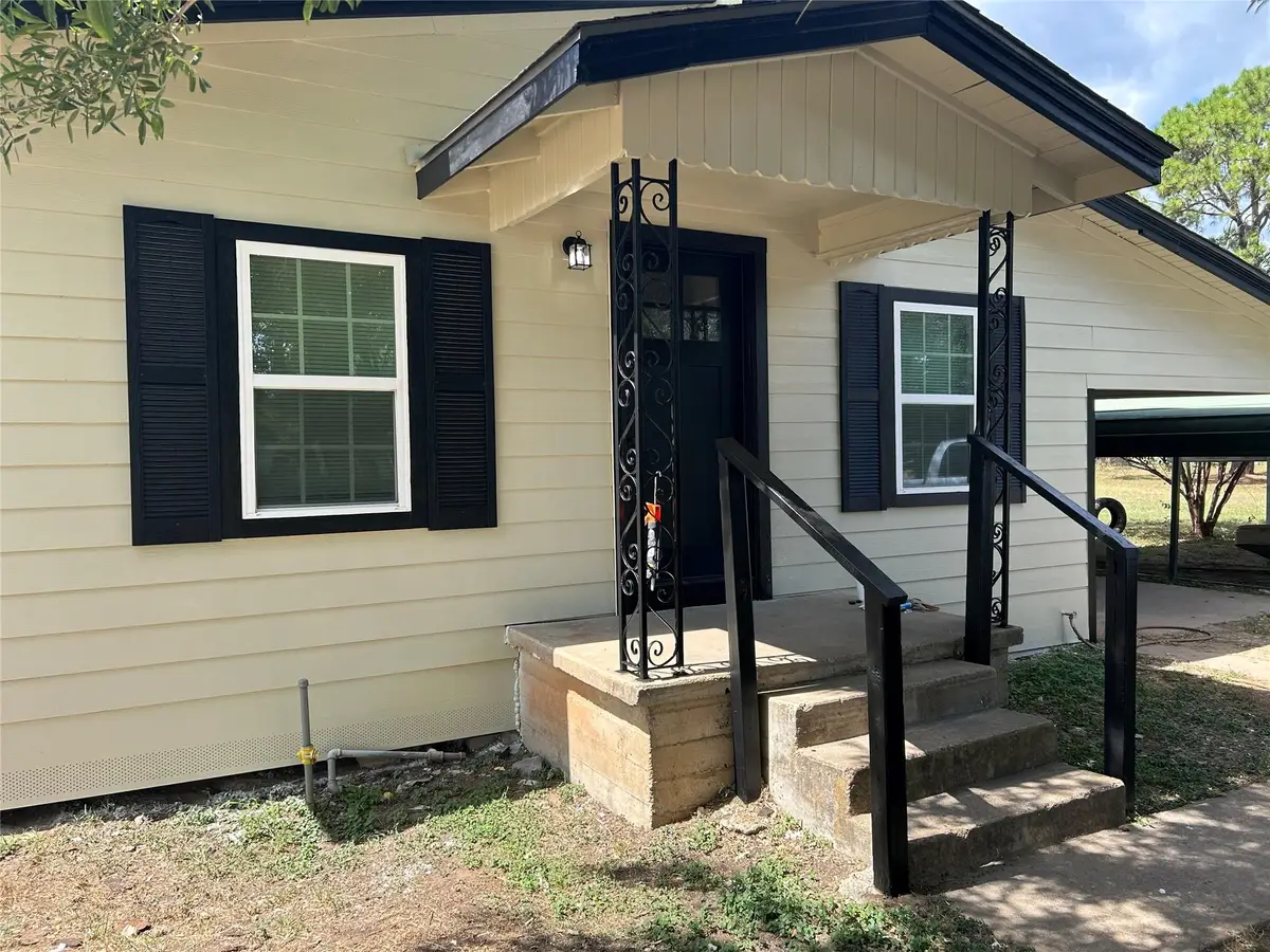 317 Webb St, Smithville, TX 78957 - #1