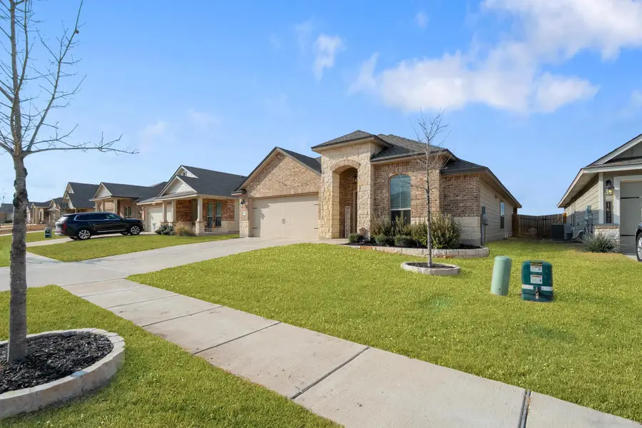 1636 T H Johnson Dr, Taylor, TX 76574 - #2