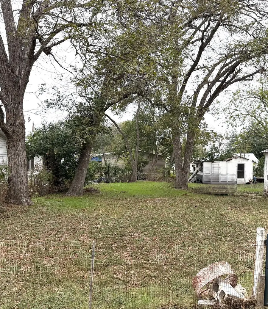 000 Persimmon St, Lockhart, TX 78644 - Image #2