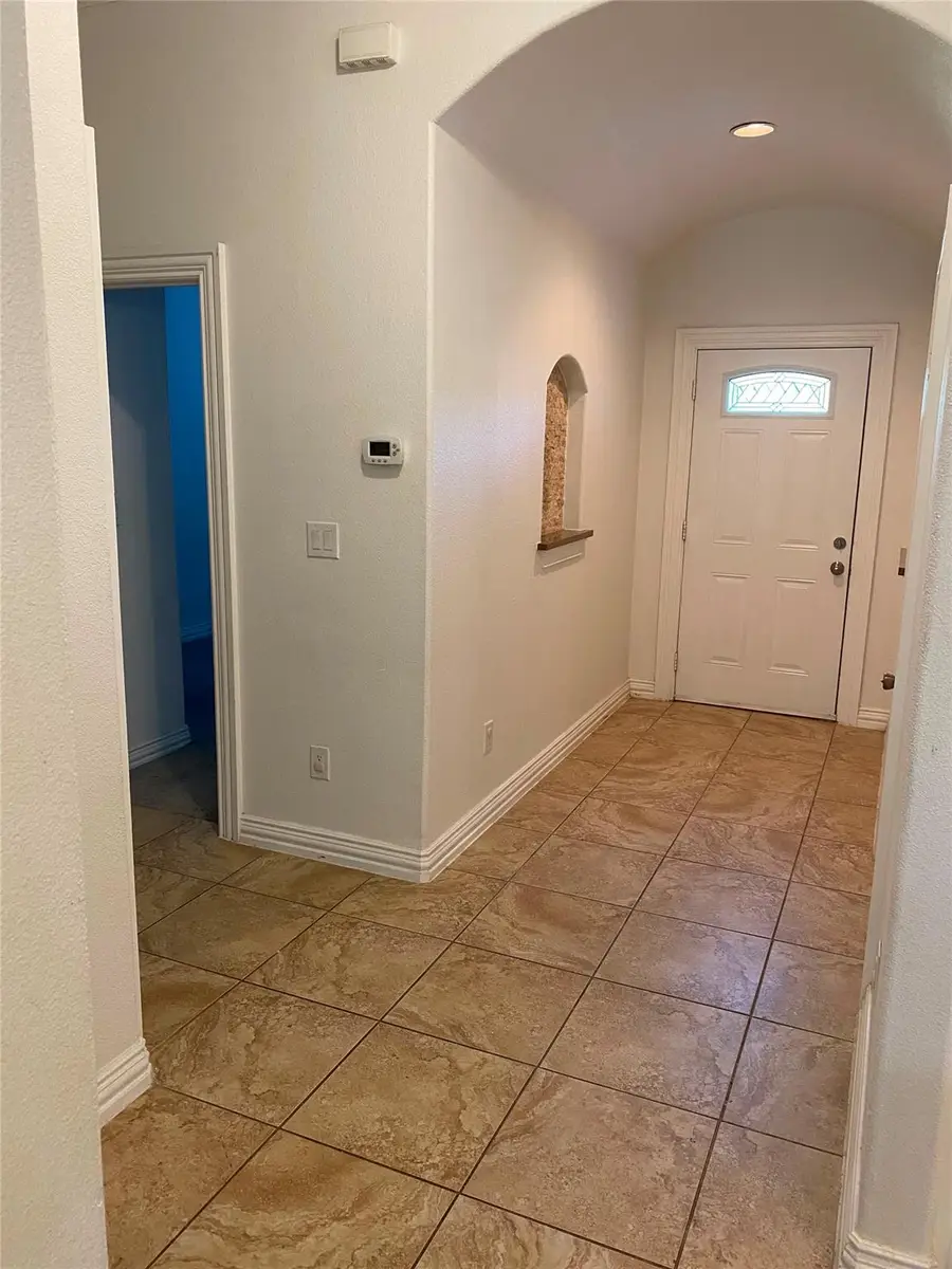 404 Mesa Dr, Del Valle, TX 78617 - #3