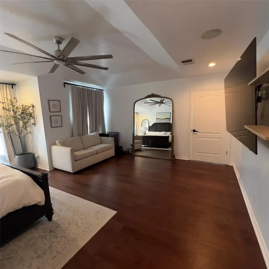 310 E 10th St, Elgin, TX 78621 - #3