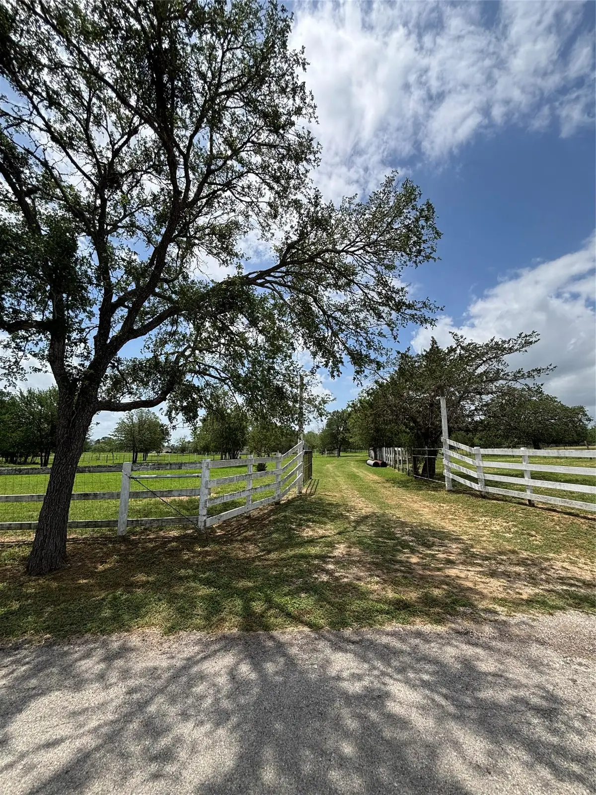 916 Rolling Oaks Dr, Luling, TX 78648 - #1